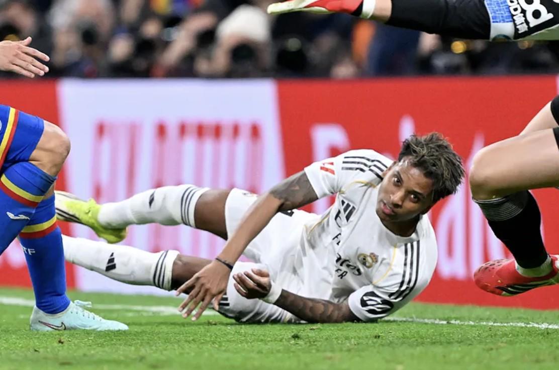 九游体育在线-世界报：皇马关注伯纳乌草皮；罗德里戈懊悔在不适后坚持踢球