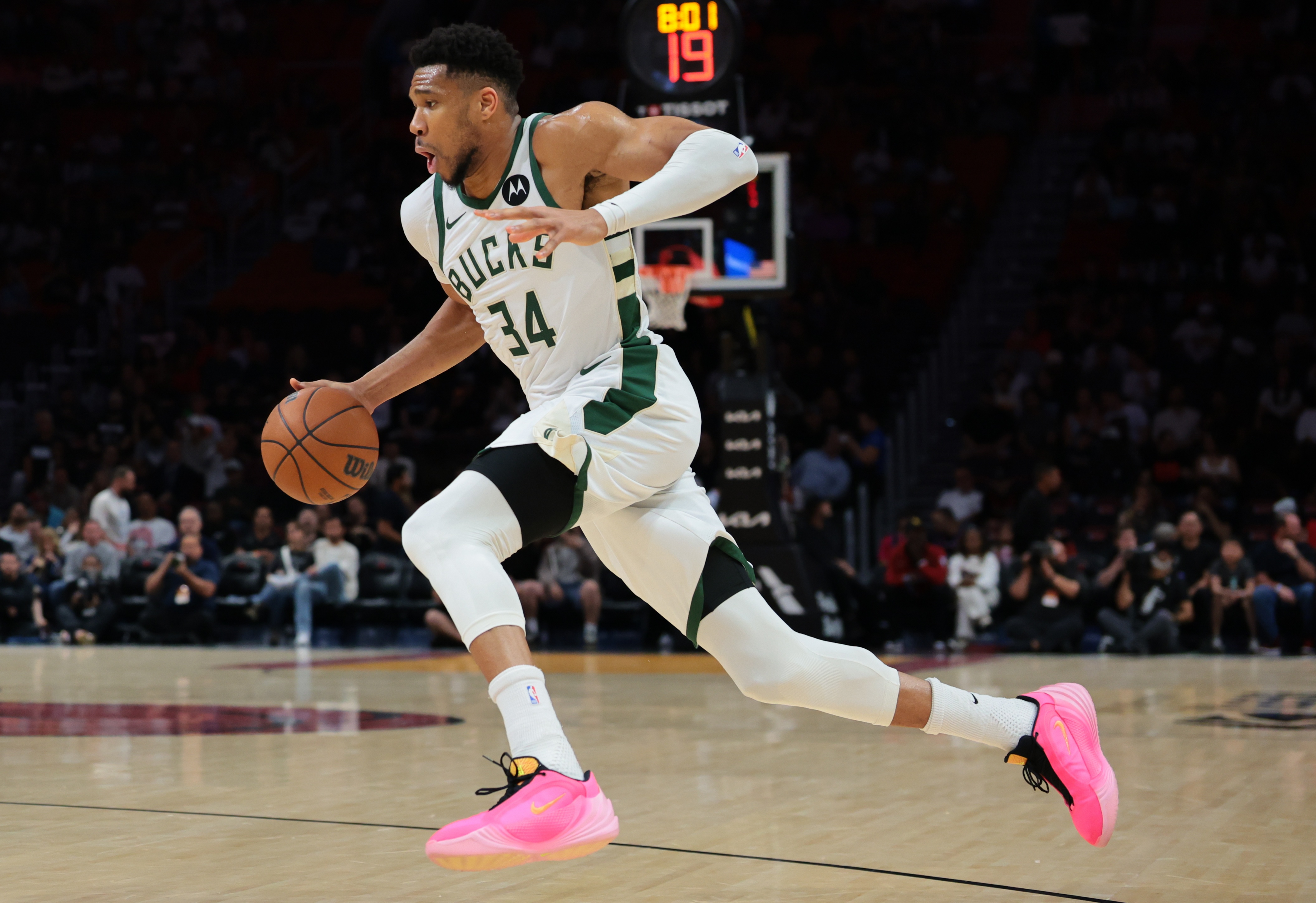 九游体育-字母哥常规赛160次至少轰30分10板5助 超越大O独占历史第一！